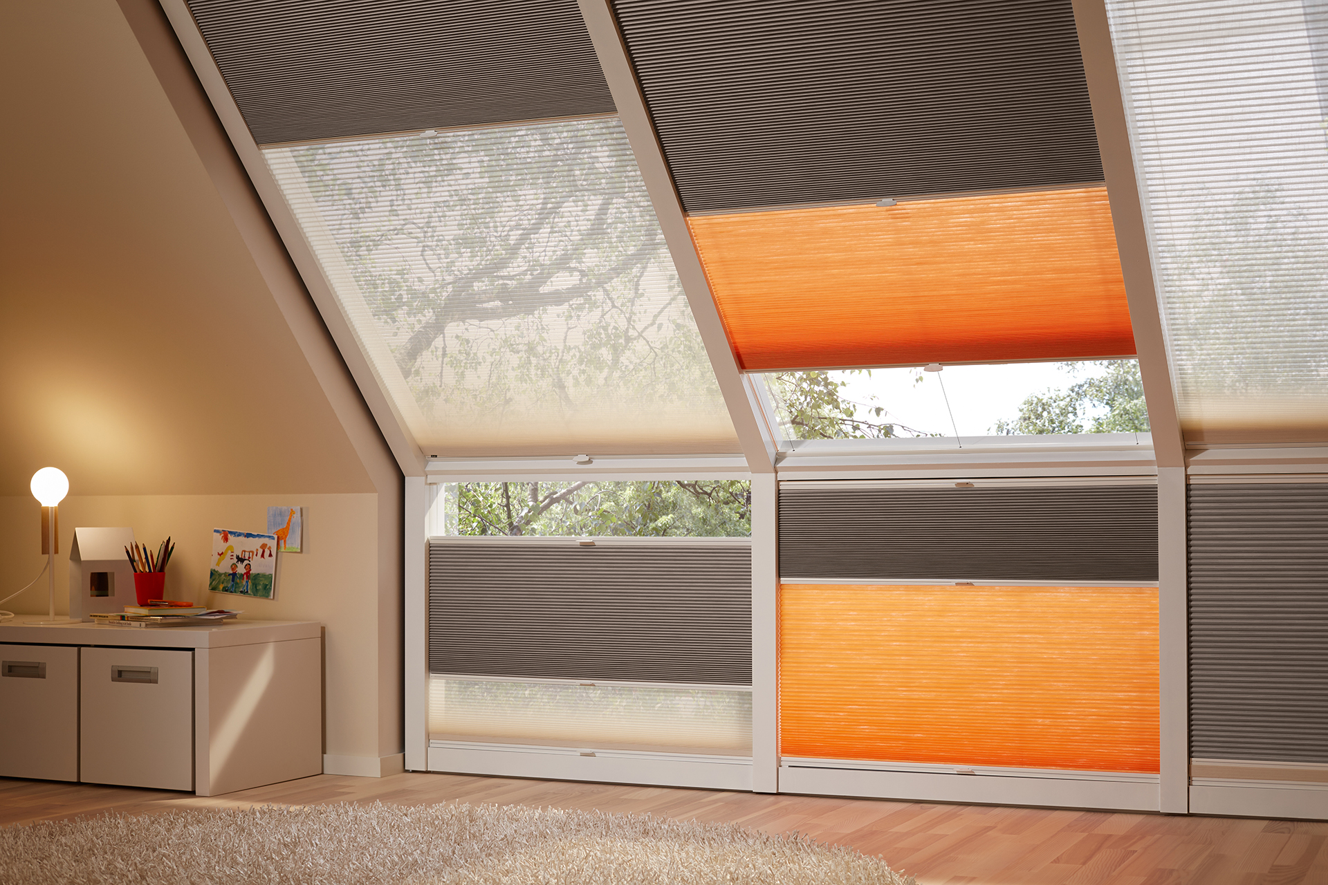 Sonnenschutzplissee Duette in der Dachschräge