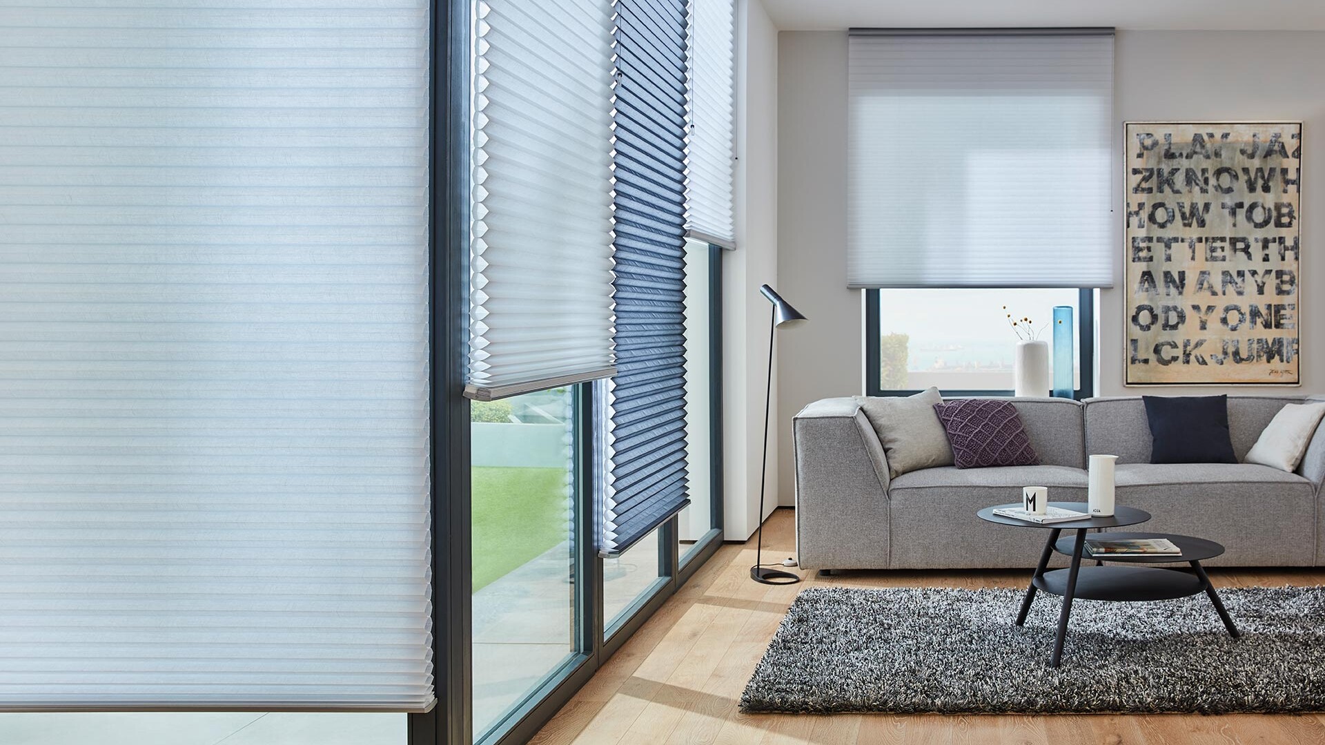 Helle Duette Plissees im Wohnzimmer