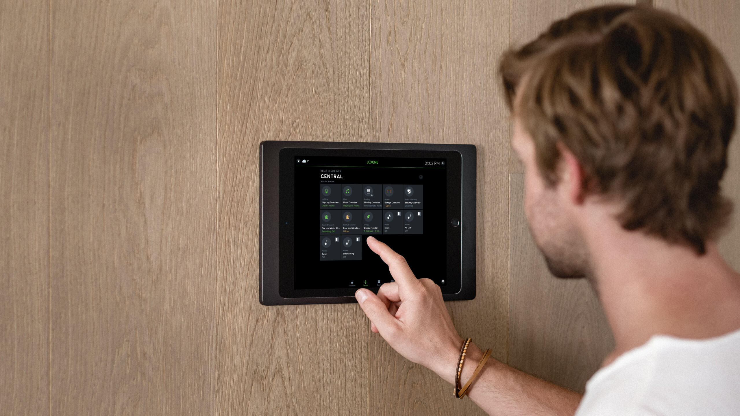 Loxone Steuerung an der Wand